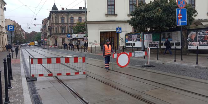 Kuriozum w centrum Krakowa. Tramwaje przepuszcza "dróżnik"