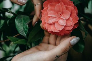 Szukasz idealnego manicure’u na lato? Te kolory pięknie podkreślą wakacyjną opaleniznę