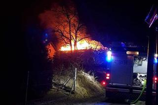 Stodoła doszczętnie strawiona przez płomienie! Dzięki strażakom ocalał dom 