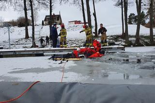 Tragiczny wypadek na jeziorze Tałty. Pod wędkarzami załamał się lód. Nie żyje 73-latek