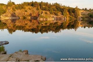  Śmiertelny wypadek pod Jaworem. 45-latek spadł ze skarpy do zbiornika z wodą [ZDJĘCIA].