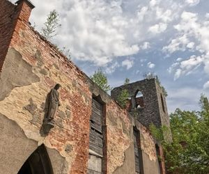 Porzucony kościół Salvatora na Dolnym Śląsku. Tajemnicza ruina w centrum miasta 