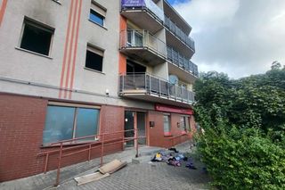 Groźny pożar bloku w Toruniu. Ogień wybuchł nocą, ludzie skakali z trzeciego piętra