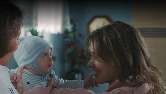 M jak miłość odc. 1881. Franka (Dominika Kachlik), Marysia (Małgorzata Pieńkowska), Antoś (Mark Myronenko)