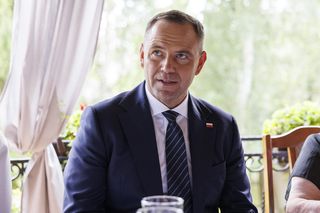 Karol i Marta Nawroccy na obiedzie u rodziny spod Kolbuszowej, na stole same smakołyki