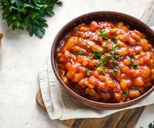 Fasola w słodko-ostrym sosie pomidorowym - bez mięsa, ale sycąco i pysznie