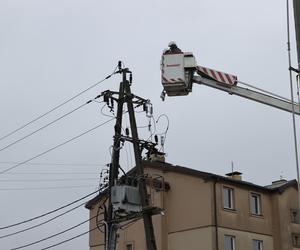 Budowa ronda wstrzymana przez słup energetyczny stojący na środku. Urzędniczy absurd na ul. Kadetów 