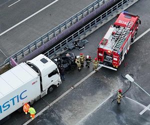 Samochód osobowy zderzył się z ciężarówką. Są ranni, jedna osoba była zakleszczona