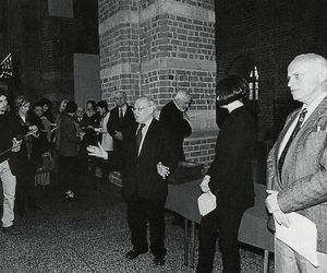 Wrocław. Od prawej:prezes wrocławskiego oddziału SARP Andrzej Zwierzchowski, Ewa P. Porębska, Stanisław Niemczyk, w głębi dyrektor Muzeum Architektury Olgierd Czerner