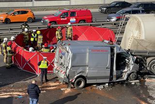 Zderzenie busa z cysterną. Ekspresówka całkowicie zablokowana