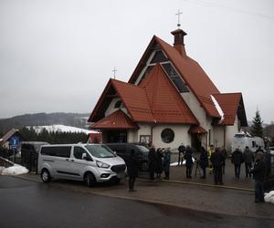 Pogrzeb ks. Isakowicza-Zaleskiego. Tak żegnają zmarłego kapłana