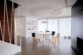 Wnętrze domu pod Łodzią: surowy minimalizm czy harmonijnie uporządkowana przestrzeń?