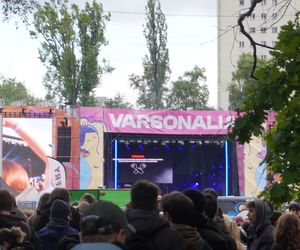 Studenci Politechniki gromadzą się w okolicy terenu juwenaliów