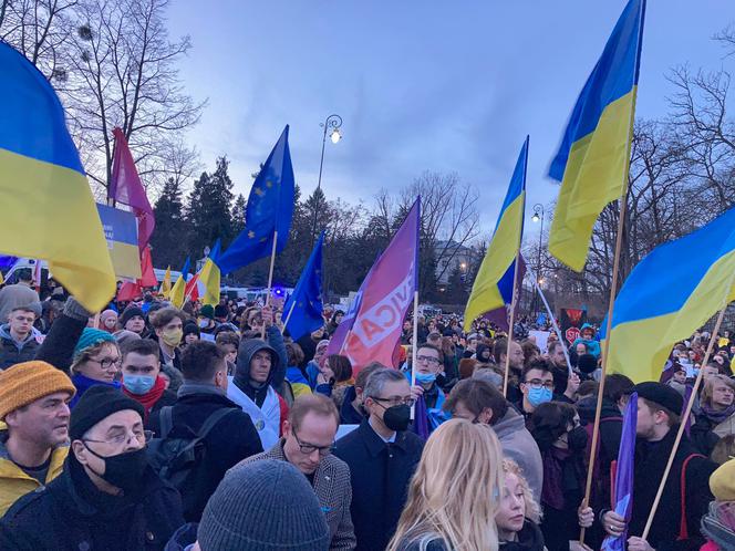 Solidarni z Ukrainą. Tłumy Polaków dołączyło w Warszawie do manifestacji wsparcia [ZDJĘCIA]