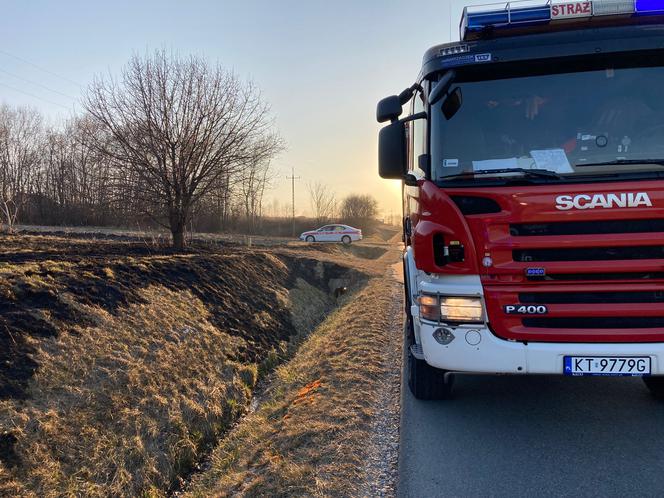 Pożar trawy w Zaczarniu. Nie żyje mężczyzna