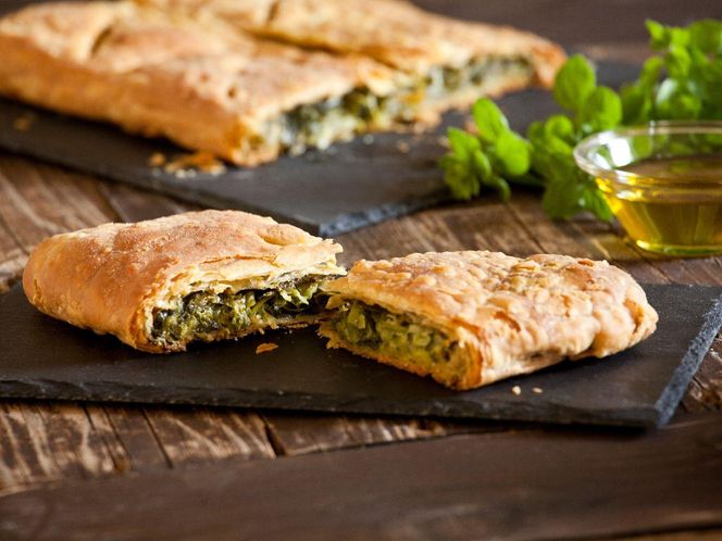 Pyszna przekąska na ciepło w 30 minut? Wystarczy ciasto francuskie i te 3 składniki 