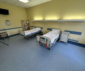 Nie było „dymka”, więc cisnął telefonem! Alarm w szpitalu, strażacy w akcji