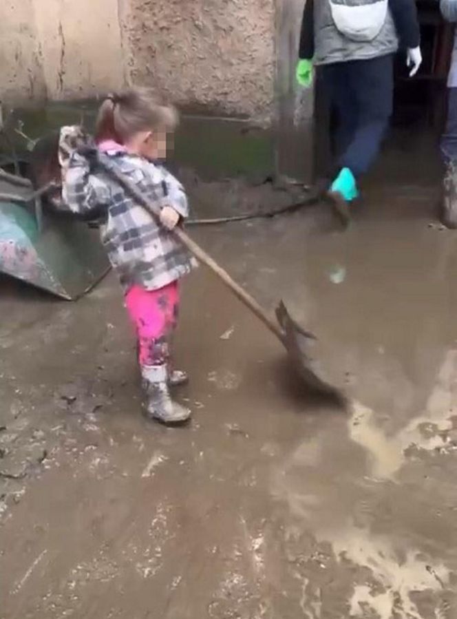 Nowe nagranie z dziewczynką z Kłodzka pojawiło się w sieci. Nie da się przejść obojętnie, ściśnie ci gardło!