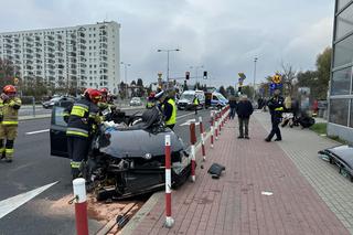 Potężne zderzenie samochodów osobowych w Warszawie. Trzy osoby ranne, jedna w stanie krytycznym