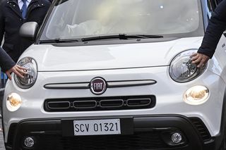 Wybiegł z tłumu prosto na papieża i próbował go zaatakować! Błyskawiczna interwencja