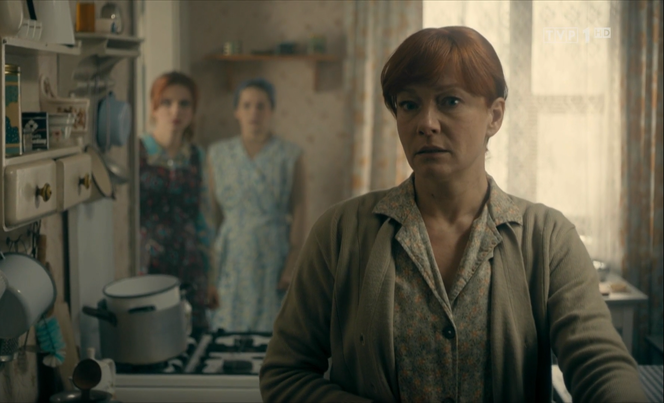 Stulecie Winnych  4, odcinek 41 (2): Mania (Magdalena Walach), Kasia (Weronika Humaj), Basia (Kamila Bujalska)