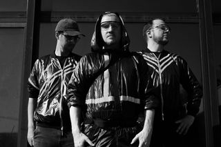 Non‑Essential Workers wracają z kolejnym hipnotyzującym singlem TELLTALE