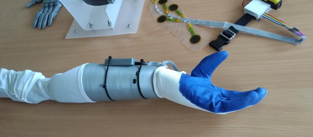 Sztuczna ręka sterowana stopą