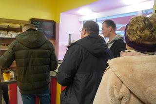 W Tłusty Czwartek w Olsztynie tłumy ustawiały się w kolejce po pączki rzemieślnicze [ZDJĘCIA]