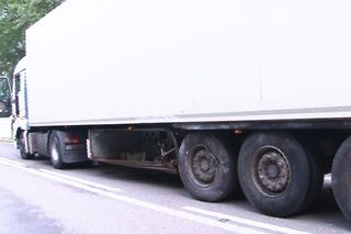 Ciężarówka staranowała dwa samochody. 60-latka nie miała szans