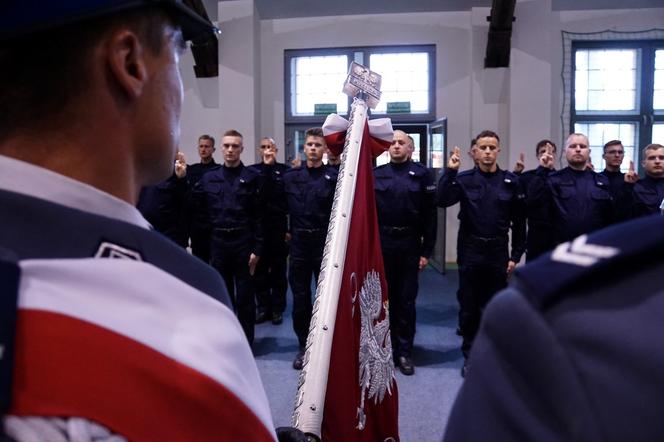 Ślubowanie nowych policjantów w Olsztynie. W szeregi wstąpiło 24 funkcjonariuszy [ZDJECIA]