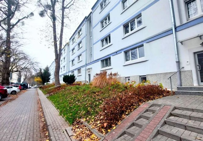 Nawet kojec dla psów jest większy niż to mieszkanie. Mikrokawalerka 8 mkw. do wynajęcia w Warszawie