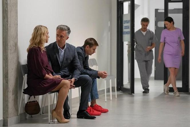Pierwsza miłość, odcinek 3698. Dorota (Magdalena Wróbel), Leszek (Bartłomiej Magdziarz), Artur (Łukasz Płoszajski)