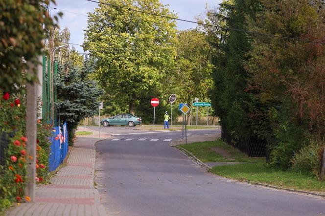 Policjant "drewniak" pilnuje porządku przy drodze na Mazurach. Sprawa trafiła na policję