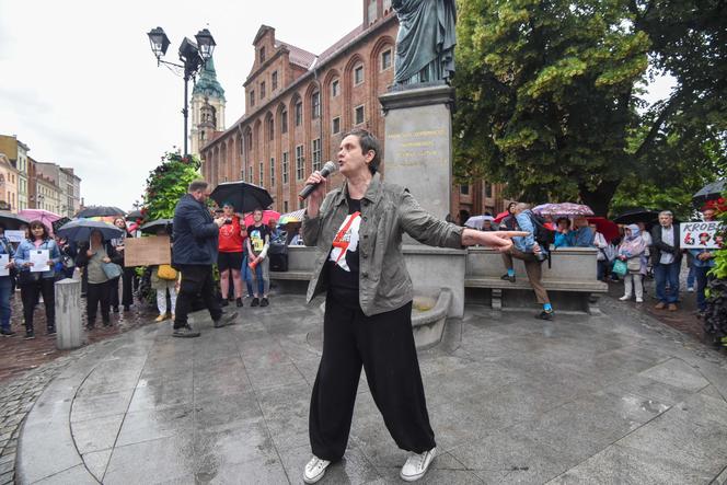 Tłum zwolenników aborcji protestował w centrum miasta. Manifestacja ruszyła pod kurię biskupią i siedzibę PiS