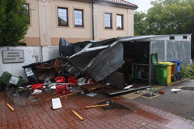 Samochód wjechał w budynek przychodni w Warszawie