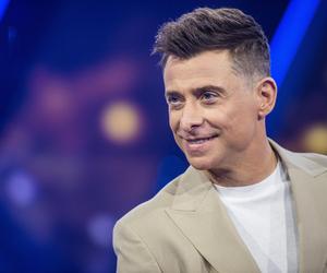 Sensacja! Marek Mostowiak z M jak miłość dostał fuchę w TVN! Kacper Kuszewski poprowadzi wielkie show