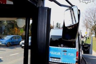 Nastolatek ubrany jak latem jechał w kapciach autobusem