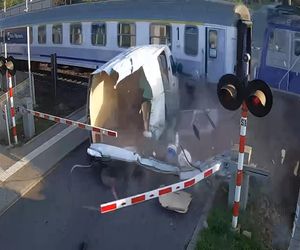 Dostawczak wjechał pod pociąg! Ogromne utrudnienia na kolei