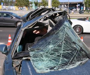 Wypadek w Alejach Jerozolimskich. Samochód uderzył w autobus. Kierowca osobówki nie żyje