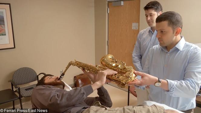 Grał na saksofonie, gdy operowali mu mózg