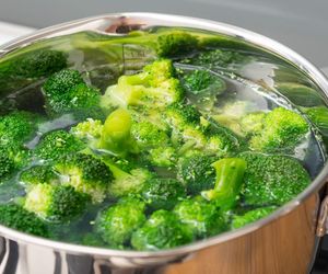 Tylko tak gotuję brokuły. Dzięki temu trikowi zawsze mają piękny zielony kolor 