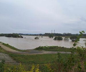 Polder Buków przecieka. Służby na miejscu uszczelniają obwałowania