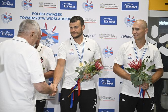 Kibice w szoku! Czekali na siatkarzy, a tu nagle wyszli polscy złoci medaliści