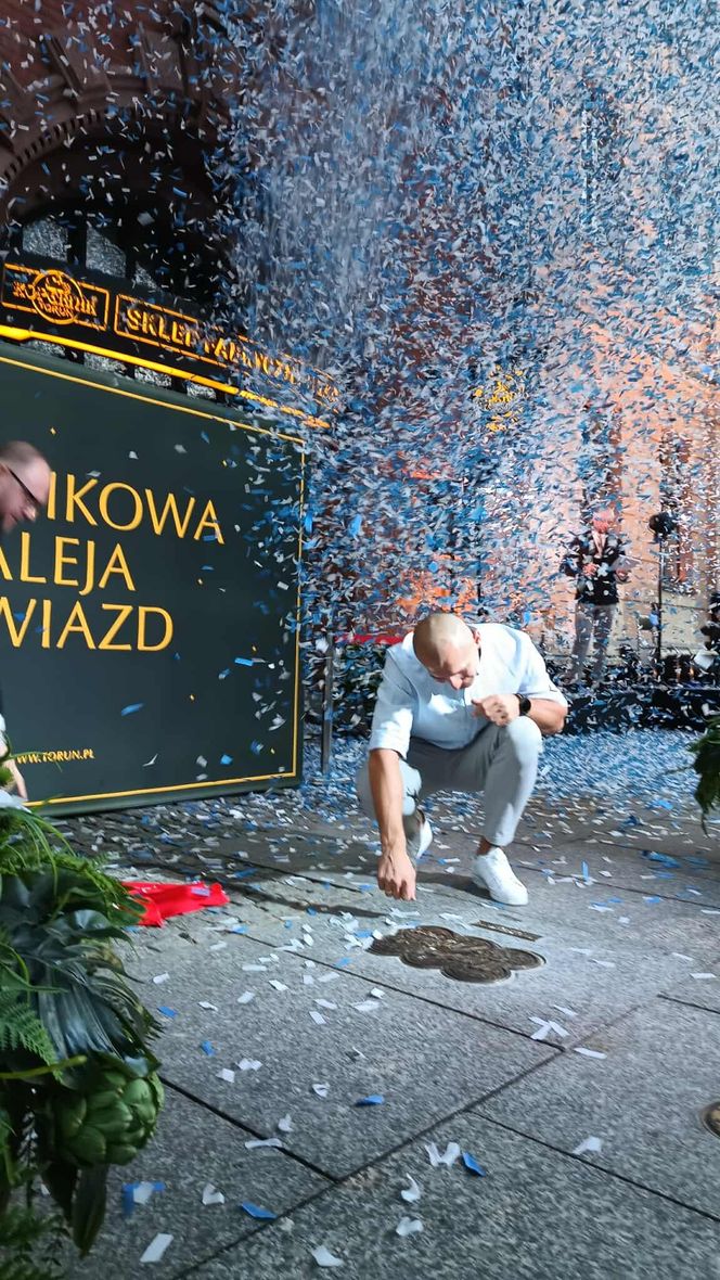 Mirosław Ziętarski z Katarzynką w Piernikowej Alei Gwiazd