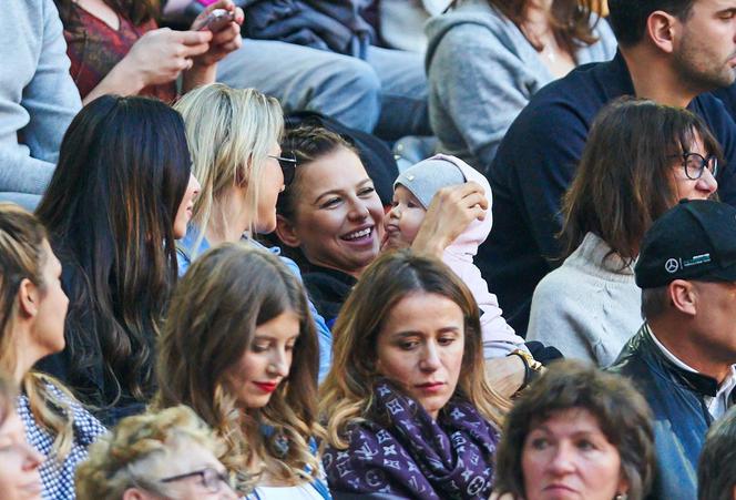 Anna Lewandowska z Klarą na stadionie