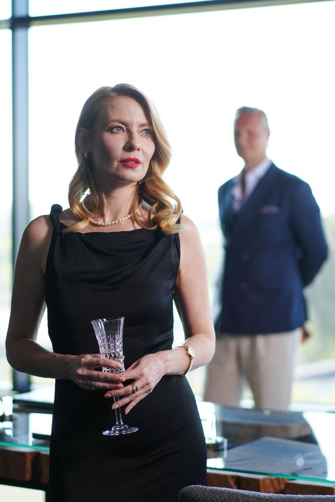 Przyjaciółki, 26 sezon, odcinek 303. Ewa Saklska (Karolina Chapko), Skalski (Michał Gadomski)