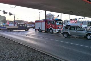 Groźny wypadek na skrzyżowaniu ul. Jagiellońskiej z Ogińskiego! Dwie osoby trafiły do szpitala! [ZDJĘCIA]