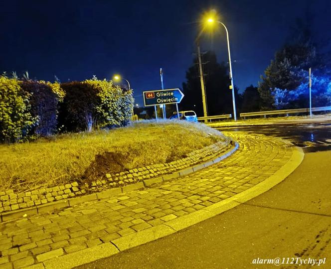 Tychy: Pożar samochodu na rondzie