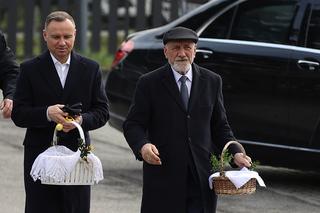Andrzej Duda z ojcem Janem Tadeuszem ponieśli święconki do kościoła. Prezydent ma ogromny koszyk! ZOBACZ