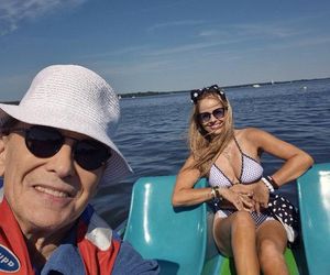 Jacek Borkowski docenia urodę żony